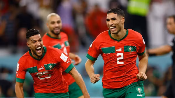 Thành công của Maroc ở kỳ World Cup lần này có dấu ấn rõ nét từ các cầu thủ Maroc sinh ra và lớn lên ở nước ngoài, trong đó có ngôi sao Achraf Hakimi (số 2). (Ảnh: Reuters)