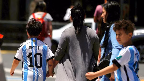 Adidas ghi nhận nhu cầu tăng cao bất thường trên toàn cầu đối với áo thi đấu của tuyển Argentina. (Ảnh: Reuters)