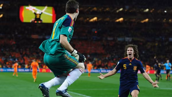 Iker Casillas (bìa trái) và Carles Puyol ăn mừng sau khi Tây Ban Nha giành chiến thắng trận chung kết World Cup tại Nam Phi năm 2010. (Ảnh: FIFA)