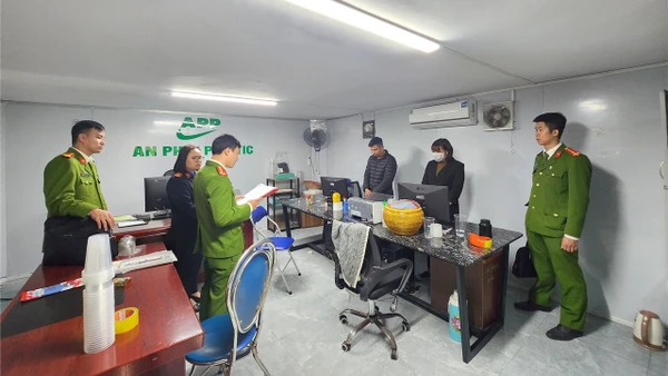 Cơ quan Cảnh sát điều tra Công an thành phố Hải Dương đã thi hành lệnh bắt bị can để tạm giam đối với Nguyễn Trung Kiên và Vũ Thị Oanh. 