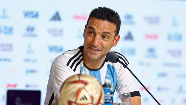 Huấn luyện viên Lionel Scaloni phát biểu trong cuộc họp báo sau khi Argentina vô địch World Cup. (Ảnh: Reuters)