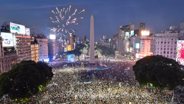 Người Argentina ngây ngất sau chiến thắng kịch tính của Messi và đồng đội trên chấm luân lưu trong trận chung kết World Cup 2022, qua đó đưa đội bóng Nam Mỹ lên đỉnh thế giới. (Ảnh: Telam)