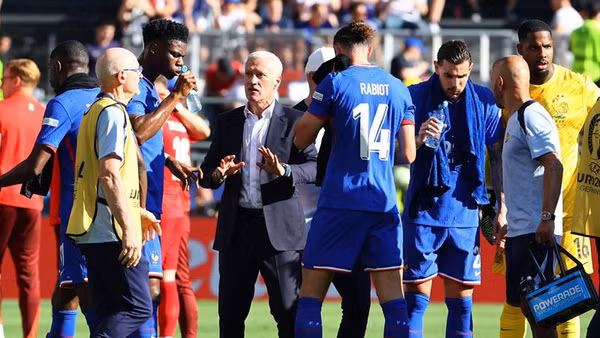 Huấn luyện viên Didier Deschamps cùng tiền vệ Adrien Rabiot và các cầu thủ Pháp trong giờ giải lao trong trận đấu vòng bảng với Ba Lan. (Ảnh: Reuters)