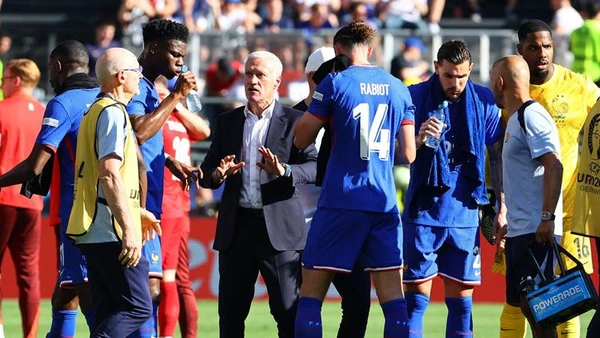 Huấn luyện viên Didier Deschamps cùng tiền vệ Adrien Rabiot và các cầu thủ Pháp trong giờ giải lao trong trận đấu vòng bảng với Ba Lan. (Ảnh: Reuters)