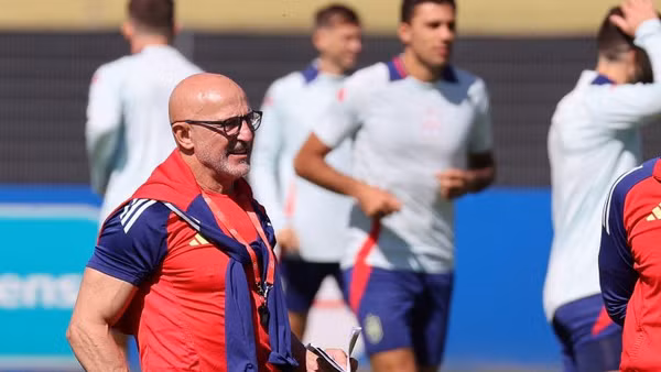 Huấn luyện viên Luis de la Fuente trong buổi tập cùng tuyển Tây Ban Nha. (Ảnh: Reuters) 