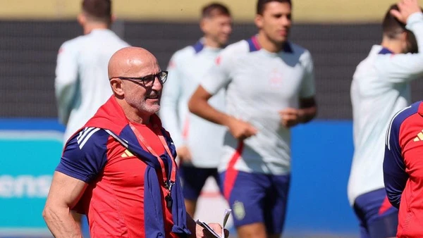 Huấn luyện viên Luis de la Fuente trong buổi tập cùng tuyển Tây Ban Nha. (Ảnh: Reuters) 