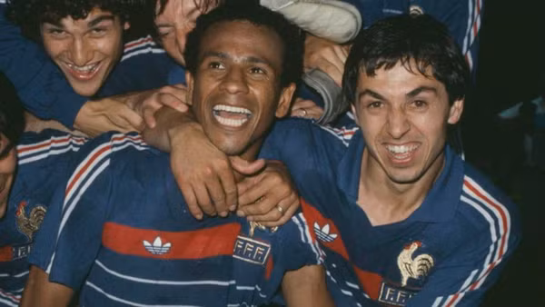 Các cầu thủ Pháp ăn mừng chức vô địch trong kỳ EURO được tổ chức trên sân nhà vào năm 1984. (Ảnh: Getty Images) 