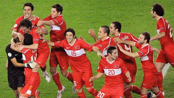 Thổ Nhĩ Kỳ ăn mừng trận thắng kịch tính trên chấm luân lưu trước Croatia năm 2008. (Ảnh: EURO 2024)