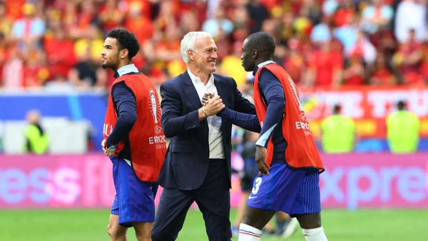 Huấn luyện viên Didier Deschamps ăn mừng với các tuyển thủ Pháp sau trận thắng Bỉ để vào tứ kết. (Ảnh: REUTERS) 