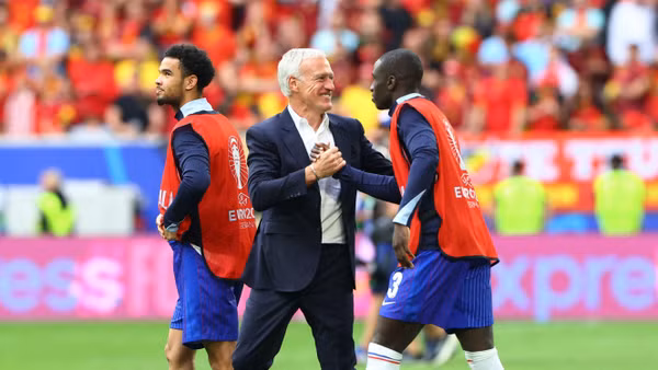 Huấn luyện viên Didier Deschamps ăn mừng với các tuyển thủ Pháp sau trận thắng Bỉ để vào tứ kết. (Ảnh: REUTERS) 