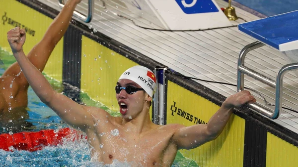 Huy Hoàng đối mặt với lịch thi đấu khắc nghiệt, khi phải thi 2 nội dung chung kết chỉ trong vòng 10 phút. Ảnh: TTXVN