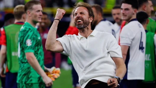 Huấn luyện viên Gareth Southgate ăn mừng phấn khích sau khi tuyển Anh giành vé vào chung kết. (Ảnh: Reuters) 