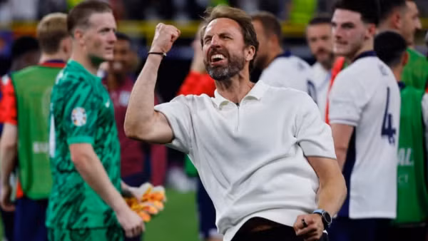 Huấn luyện viên Gareth Southgate ăn mừng phấn khích sau khi tuyển Anh giành vé vào chung kết. (Ảnh: Reuters) 