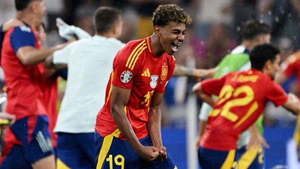 Lamine Yamal ăn mừng sau chiến thắng trước Pháp ở bán kết. (Ảnh: Reuters) 