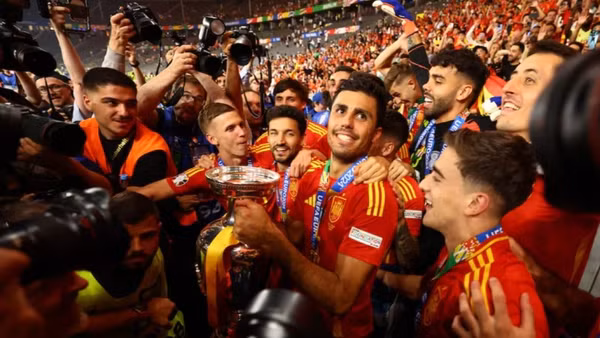 Các cầu thủ Tây Ban Nha ăn mừng cúp vô địch EURO 2024. (Ảnh: Reuters)