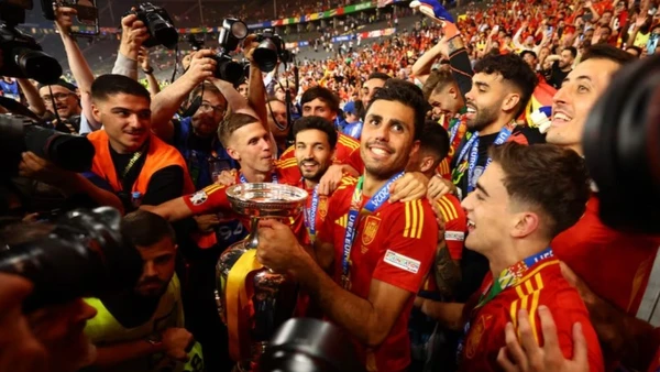 Các cầu thủ Tây Ban Nha ăn mừng cúp vô địch EURO 2024. (Ảnh: Reuters)