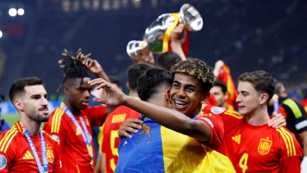 Các cầu thủ Tây Ban Nha ăn mừng cùng chiếc cúp vô địch EURO 2024. (Ảnh: Reuters) 