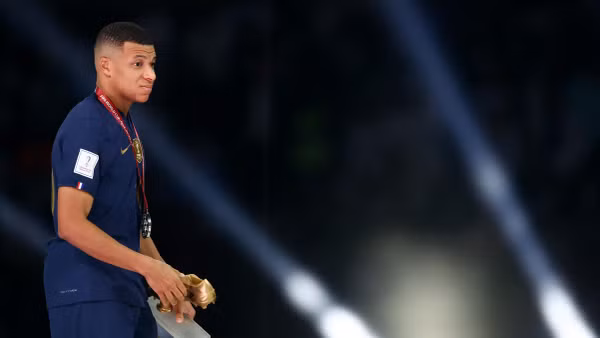 Kylian Mbappe nhận giải Chiếc giày vàng trong lễ trao cúp vô địch World Cup 2022. (Ảnh: Reuters)