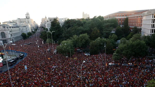 Biển người tham dự cuộc diễu hành mừng chiến thắng của đội tuyển bóng đá nam Tây Ban Nha tại EURO 2024, Madrid, Tây Ban Nha, ngày 15/7/2024. (Ảnh: Reuters) 