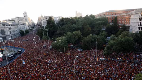 Biển người tham dự cuộc diễu hành mừng chiến thắng của đội tuyển bóng đá nam Tây Ban Nha tại EURO 2024, Madrid, Tây Ban Nha, ngày 15/7/2024. (Ảnh: Reuters) 