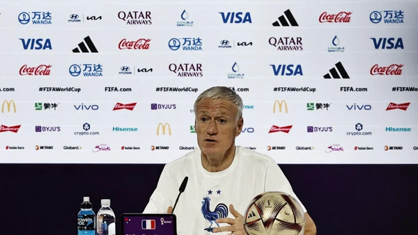 Huấn luyện viên tuyển Pháp Didier Deschamps trong buổi họp báo trước trận bán kết với Maroc. (Ảnh: Reuters)