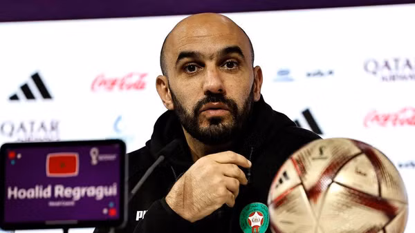 Huấn luyện viên Maroc Walid Regragui trong buổi họp báo. (Ảnh: Reuters)