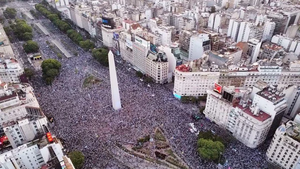 Người Argentina phủ kín đường phố Buenos Aires mừng đội tuyển nước này vào chung kết World Cup. (Ảnh: Reuters)