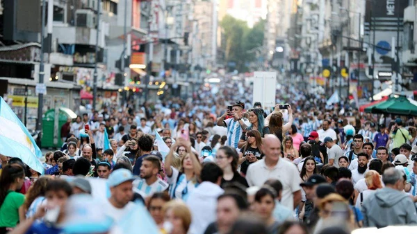 Người hâm mộ Argentina đổ ra đường ăn mừng chiến thắng của Messi và các đồng đội. (Ảnh: Reuters)