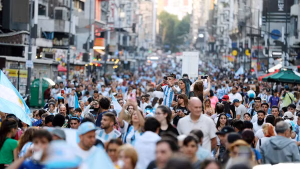 Người hâm mộ Argentina đổ ra đường ăn mừng chiến thắng của Messi và các đồng đội. (Ảnh: Reuters)