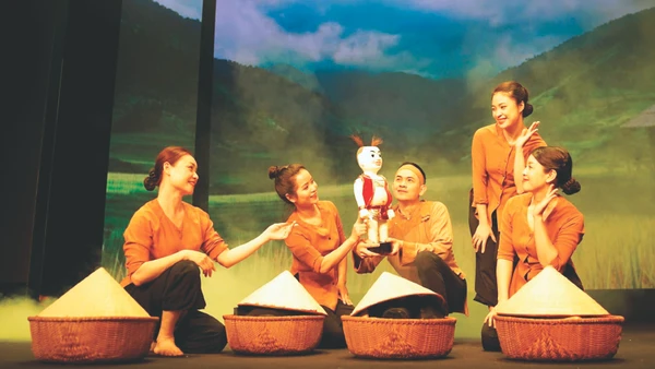 Tiết mục rối "Mơ rồng" của nhóm nghệ sĩ Nhà hát múa rối Trung ương do đạo diễn Lê Quý Dương dàn dựng. 