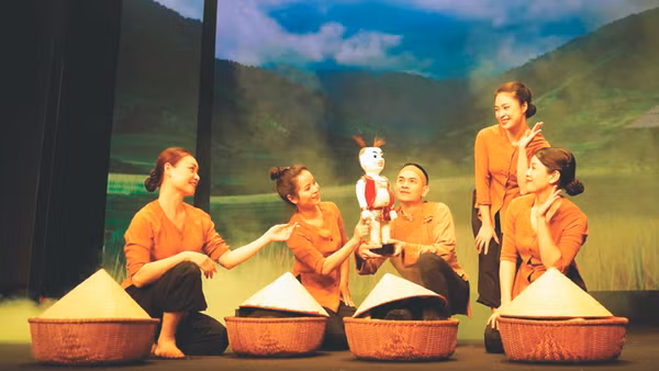 Tiết mục rối "Mơ rồng" của nhóm nghệ sĩ Nhà hát múa rối Trung ương do đạo diễn Lê Quý Dương dàn dựng. 