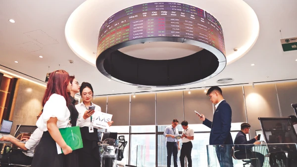 Nhờ sự phát triển của công nghệ tài chính, các quỹ có nhiều cơ hội nhắm đến các nhà đầu tư trẻ có xu hướng thích trải nghiệm online. Ảnh: Minh Dũng 