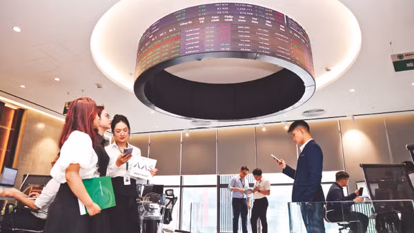 Nhờ sự phát triển của công nghệ tài chính, các quỹ có nhiều cơ hội nhắm đến các nhà đầu tư trẻ có xu hướng thích trải nghiệm online. Ảnh: Minh Dũng 