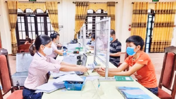 Ngân hàng Chính sách xã hội giải ngân vốn vay cho hộ nghèo tại thị trấn Tây Đằng. (Ảnh KIM DUNG)