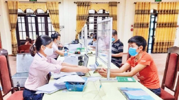 Ngân hàng Chính sách xã hội giải ngân vốn vay cho hộ nghèo tại thị trấn Tây Đằng. (Ảnh KIM DUNG)