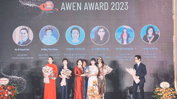 Doanh nhân Trịnh Thị Hồng Vân nhận Giải thưởng Nữ doanh nhân ASEAN 2023.