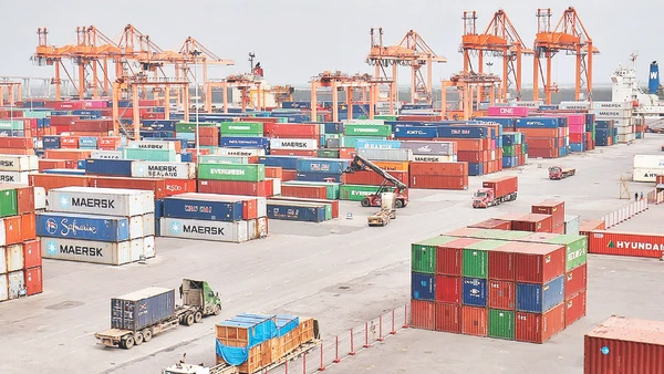 Bốc xếp hàng hóa xuất nhập khẩu tại cảng Tân Vũ, Hải Phòng. (Ảnh: MINH HÀ)