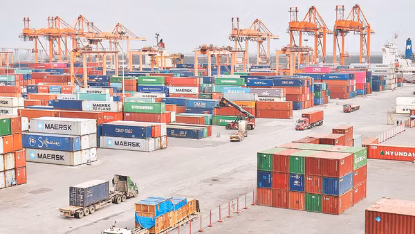 Bốc xếp hàng hóa xuất nhập khẩu tại cảng Tân Vũ, Hải Phòng. (Ảnh: MINH HÀ)