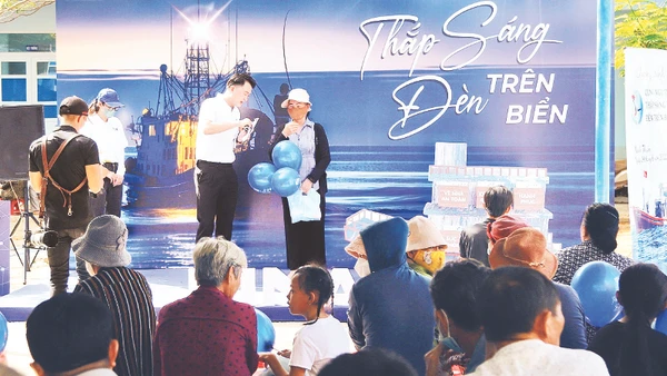 Đại diện Pinaco tham gia tài trợ Chương trình Cùng ngư dân thắp sáng đèn trên biển.