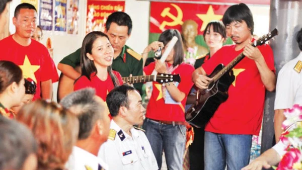 Đoàn các doanh nghiệp Việt Nam do Tập đoàn FPT tổ chức ra thăm quần đảo Trường Sa. 