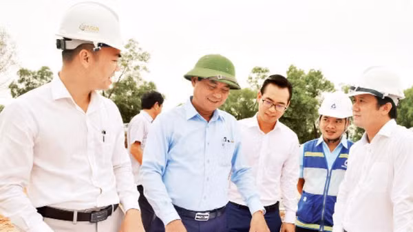 Phó Bí thư Tỉnh ủy, Chủ tịch Ủy ban nhân dân tỉnh Quảng Trị Võ Văn Hưng kiểm tra thực địa Dự án Nhà máy sản xuất Inox và thép hợp kim ở Khu kinh tế Đông Nam. 