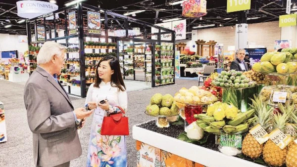 Tổng Giám đốc Công ty cổ phần Tập đoàn Xuất nhập khẩu trái cây Chánh Thu Ngô Tường Vy trao đổi với đối tác xuất khẩu trái cây tại Mỹ.