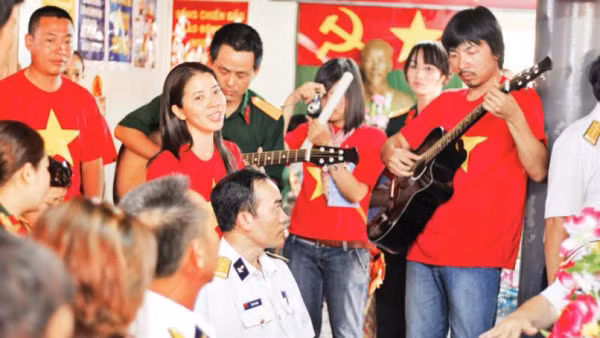 Đoàn các doanh nghiệp Việt Nam do Tập đoàn FPT tổ chức ra thăm quần đảo Trường Sa. 