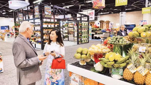 Tổng Giám đốc Công ty cổ phần Tập đoàn Xuất nhập khẩu trái cây Chánh Thu Ngô Tường Vy trao đổi với đối tác xuất khẩu trái cây tại Mỹ.