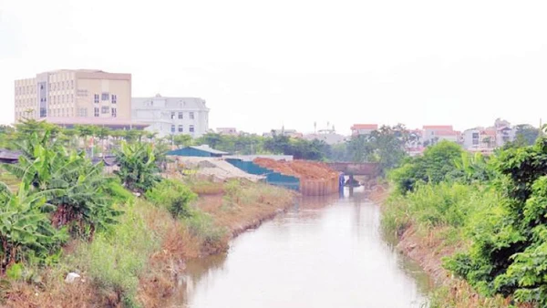 Dự án cải tạo, thoát nước sông Pheo chưa hoàn thành do vướng giải phóng mặt bằng. (Ảnh TRỌNG TÙNG)