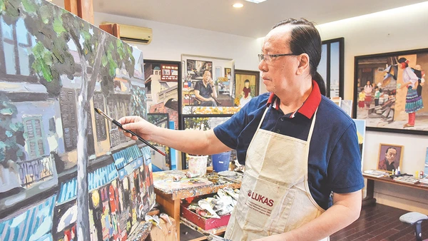 Họa sĩ Phạm Luận trong xưởng vẽ của mình.Ảnh: Trần Hải