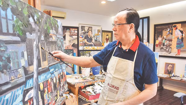 Họa sĩ Phạm Luận trong xưởng vẽ của mình.Ảnh: Trần Hải