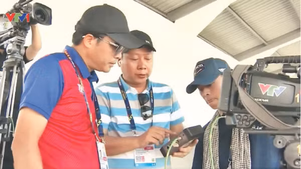 Phóng viên VTV tác nghiệp tại Sea Games 31. Ảnh: Hoài Thu