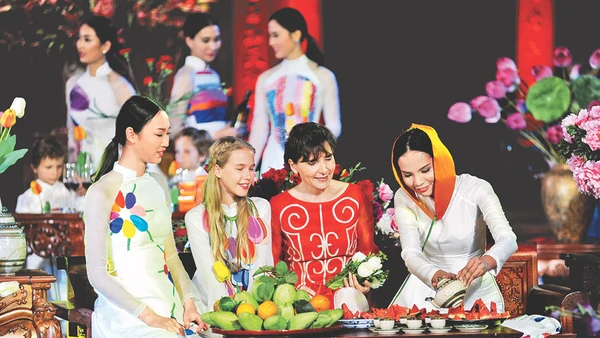 Các giá trị truyền thống tốt đẹp là bệ đỡ cho hệ giá trị con người Việt Nam mới.Ảnh: Thanh Giang