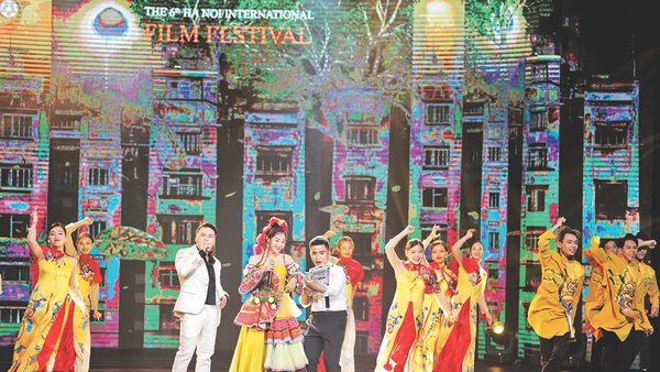 Liên hoan phim quốc tế Hà Nội lần thứ sáu- HANIF 2022 là một điểm nhấn quan trọng của ngành điện ảnh trong năm qua. Trong ảnh: Một tiết mục nghệ thuật trong chương trình khai mạc Liên hoan. Ảnh: Khiếu Minh